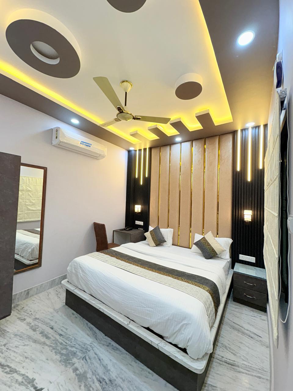 Hotel Stay near Ghats & Temples