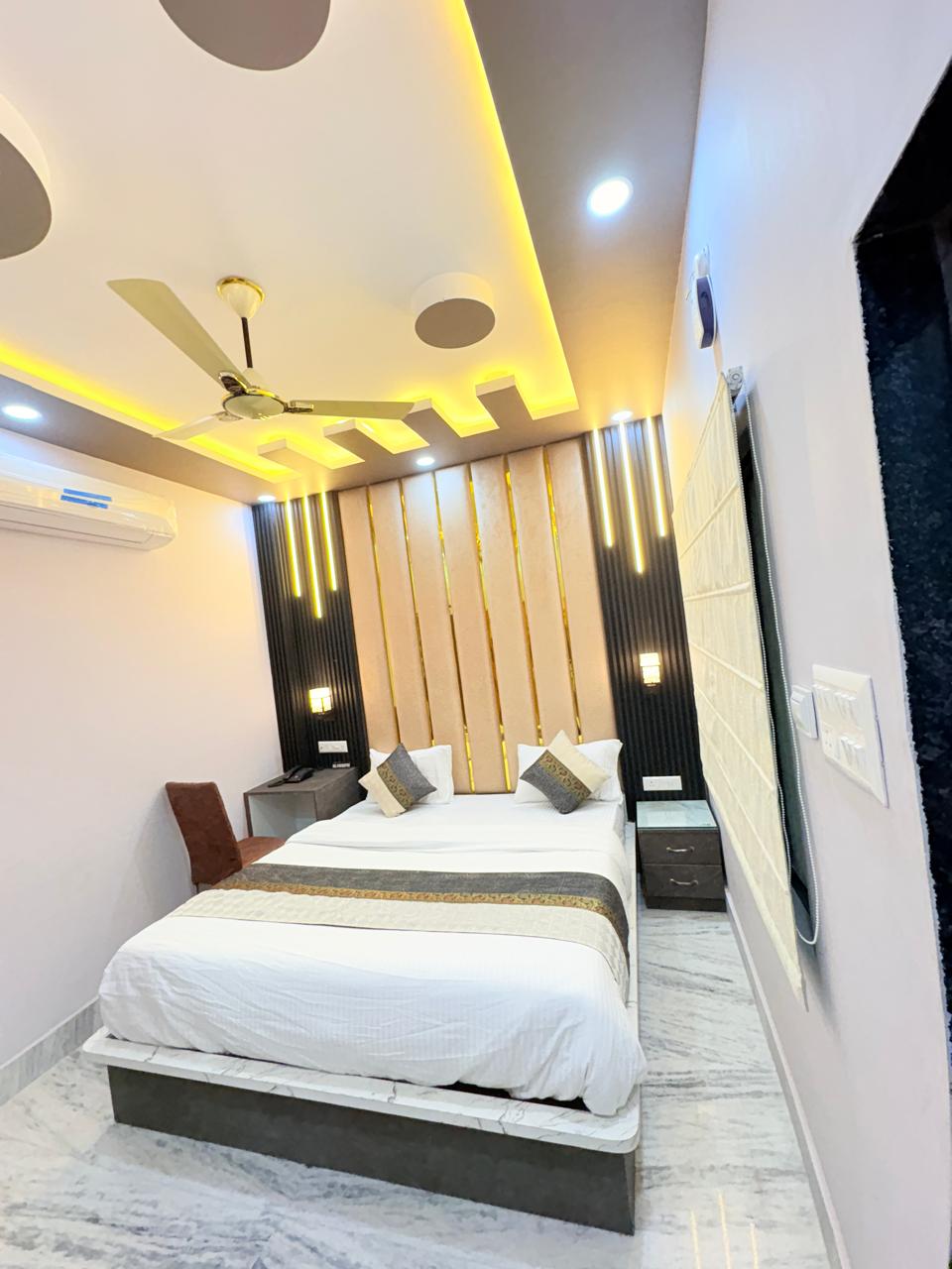 Hotel Stay near Ghats & Temples