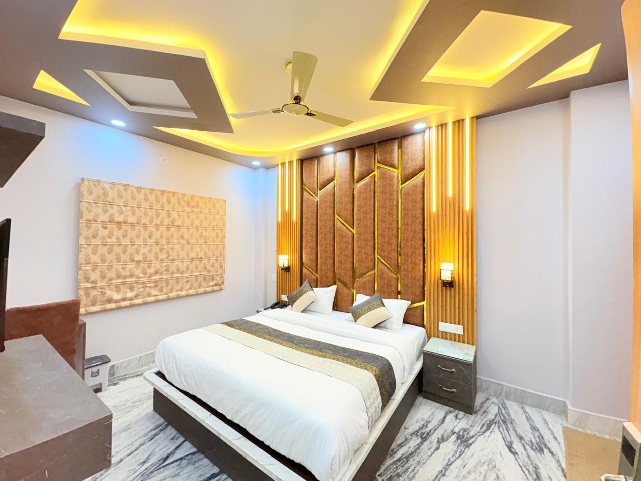 Hotel Stay near Ghats & Temples